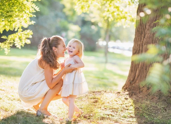 Portrét happy matka a dítě hrát venku — Stock fotografie