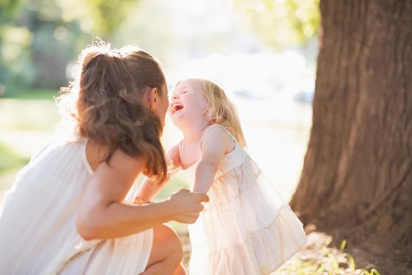 Mãe feliz e bebê se divertindo no parque — Fotografia de Stock