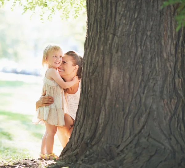 Madre felice e bambino vicino all'albero — Foto Stock