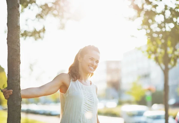 Mujer joven sonriente en el parque de la ciudad — Foto de Stock