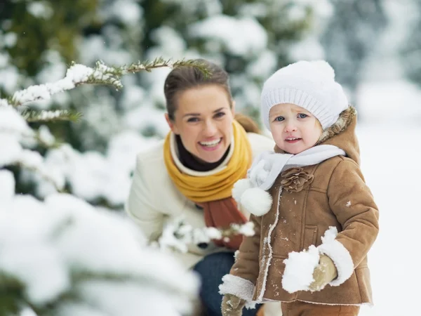 Porträtt av lycklig mor och barn i Vinterparken — Stockfoto