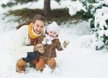 mutlu anne ve bebek kış Park portresi