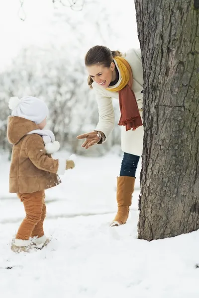 Glad mamma leker med baby i vinter utomhus — Stockfoto