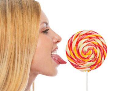 genç kıza lolipop yalamak profil portresi