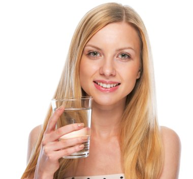 su bardağı ile genç kız mutlu portre