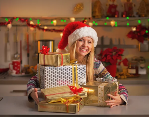 Portret van gelukkig tienermeisje in Kerstman hoed — Stockfoto
