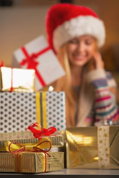 Primer plano en la pila de cajas de regalo de Navidad y chica adolescente — Foto de Stock