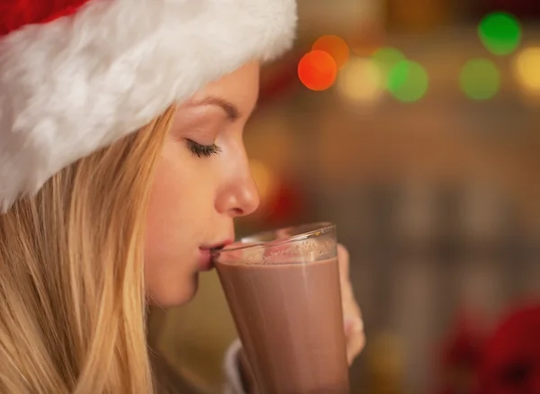 圣诞老人的帽子，喝杯热巧克力和果汁软糖微笑着少女的画像 — 图库照片