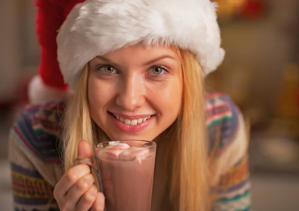Retrato de menina adolescente feliz em santa chapéu com xícara de chocolate quente — Fotografia de Stock