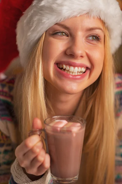 Portrét smějící se dospívající dívky v santa hat s šálkem horké čokolády — Stock fotografie