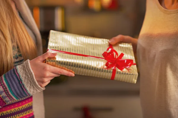 Close-up em duas namoradas trocando presentes de Natal — Fotografia de Stock