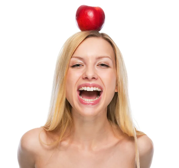 Portret van lachende tienermeisje met apple op hoofd — Stockfoto