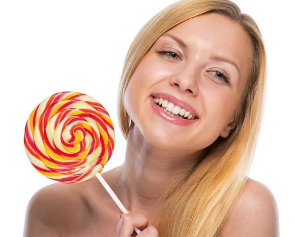 Porträtt av glad tonårig flicka håller lollypop — Stockfoto