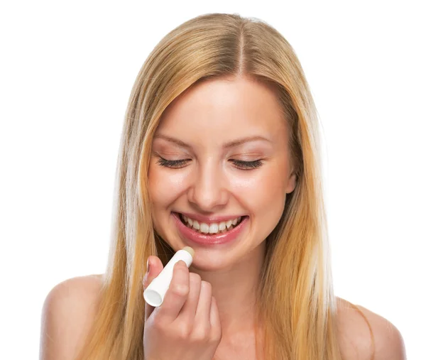 Retrato de menina adolescente feliz aplicando batom higiênico — Fotografia de Stock