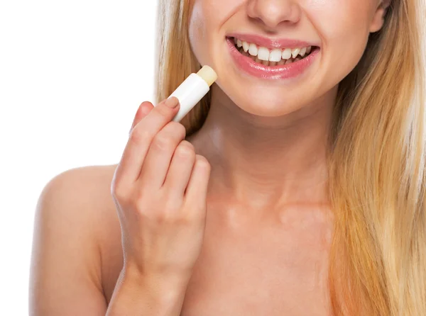 Close-up op gelukkig tienermeisje hygiënische lippenstift toepassen — Stockfoto