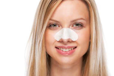 burnunu temiz-up şeritler ile gülümseyen genç kız portresi