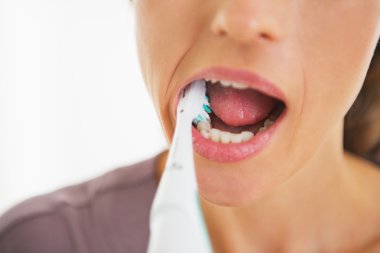 tatlı genç kadın diş fırçalama