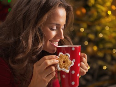 Bayan Noel kurabiyesi ve sıcak çikolata bir fincan gülümseyen