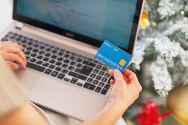 tatlı genç kadın Noel ağacının yanında alışveriş online yapma