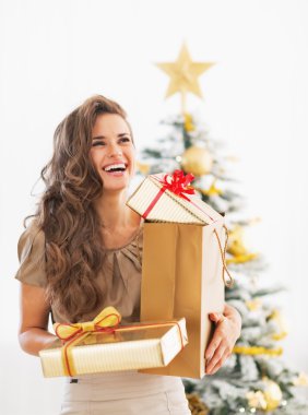 kadının önünde Noel ağacı, Noel hediyesi kutuları