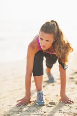Sahilde uzanan fitness genç kadın