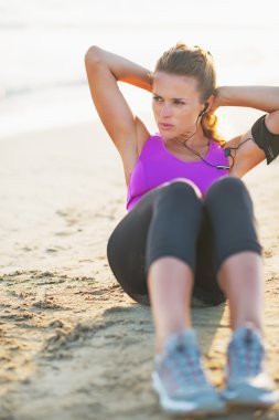 Kumsalda crunch fitness genç kadının karın yapması