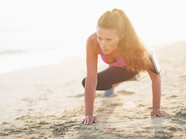 plaj Fitness genç kadın egzersiz