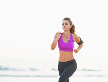 plajda çalışan genç kadın fitness