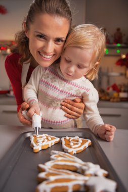 mutlu anne ve ev yapımı Noel dekorasyon bebek portre