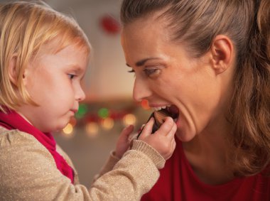 çikolata Noel Anne ısırık veren bebek
