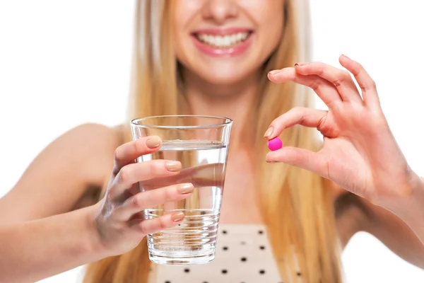Fechar-se em sorrir adolescente dando xícara de água e pílula — Fotografia de Stock