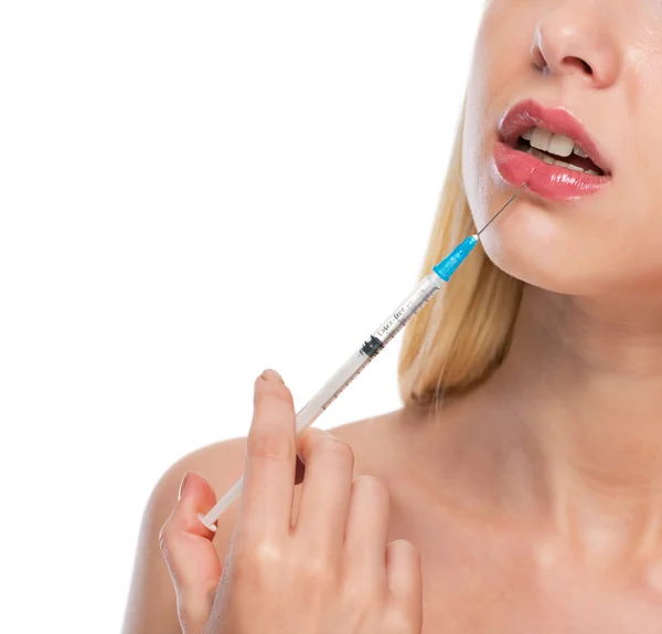 Close-up op tienermeisje maken lippen injectie — Stockfoto