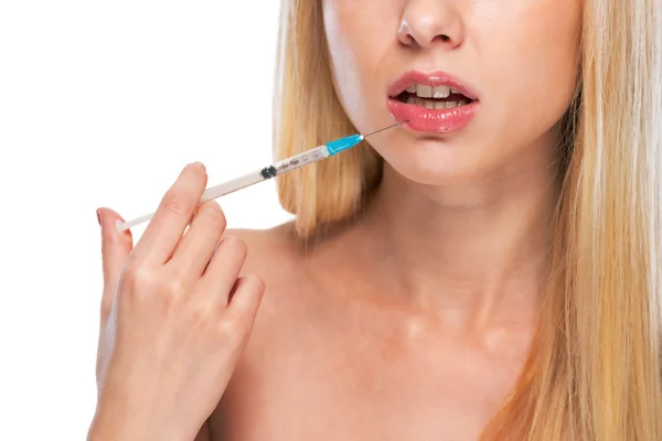 Gros plan sur adolescent fille faire lèvres injection — Photo