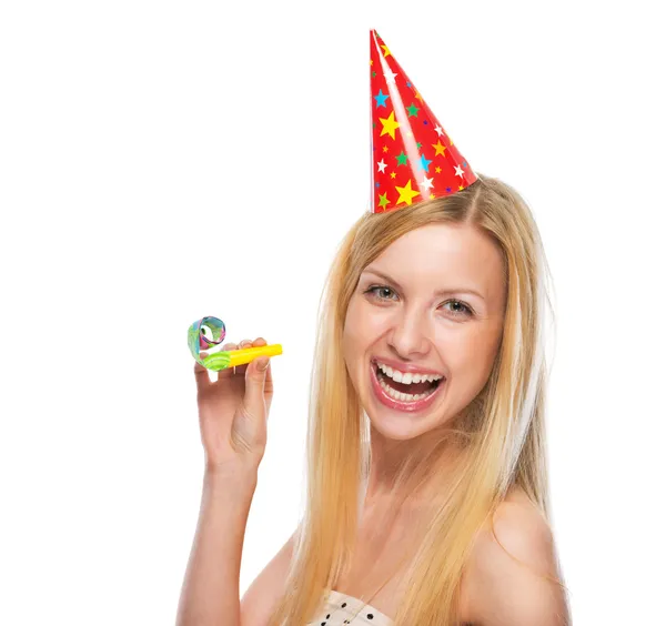 Retrato de menina adolescente sorridente em boné festa chifre soprador — Fotografia de Stock