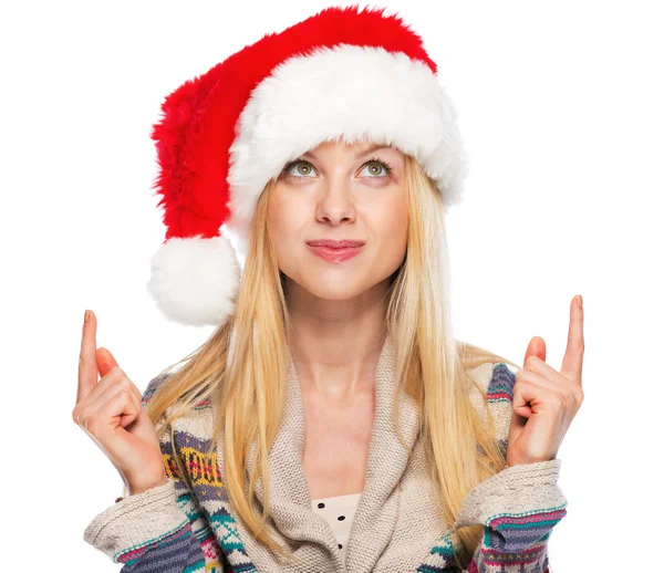 Ritratto di ragazza felice adolescente in cappello di Babbo Natale che punta sullo spazio copia — Foto Stock