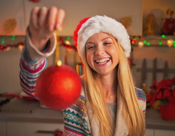 Portret van een jonge vrouw zitten in de buurt van de kerstboom — Stockfoto