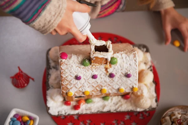 Zbliżenie na nastolatka dekorowanie dom christmas cookie — Zdjęcie stockowe