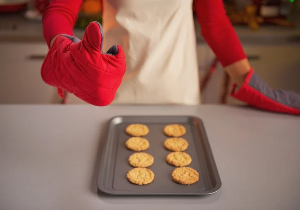 Close-up op jonge huisvrouw in keuken handschoenen duimen opdagen — Stockfoto