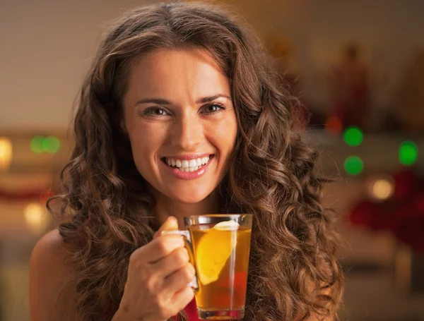 Portret uśmiechający się młoda kobieta z filiżanką herbaty, imbir — Zdjęcie stockowe