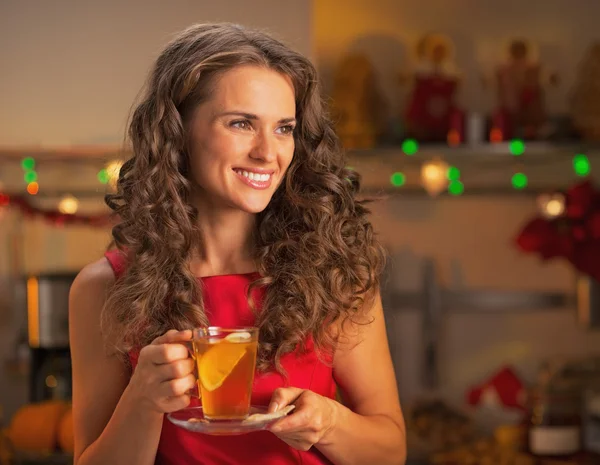 Mujer joven feliz con taza de té de jengibre en busca de espacio de copia — Foto de Stock