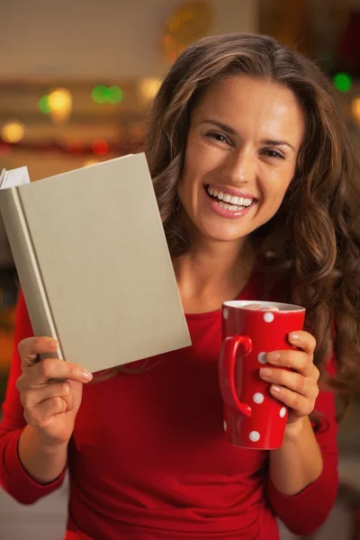 Gelukkig jonge vrouw met boek kop warme chocolademelk — Stockfoto