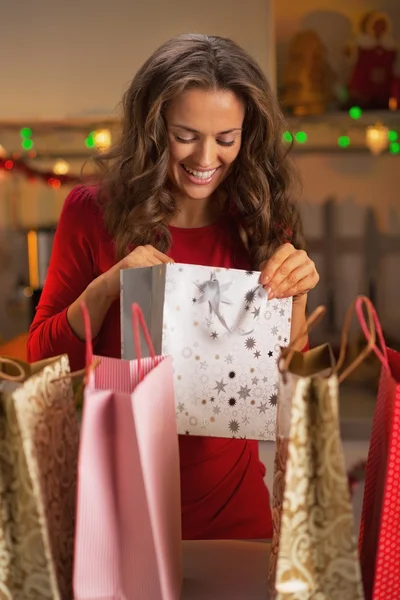Mujer joven feliz revisando bolsas después de las compras de Navidad —  Fotos de Stock