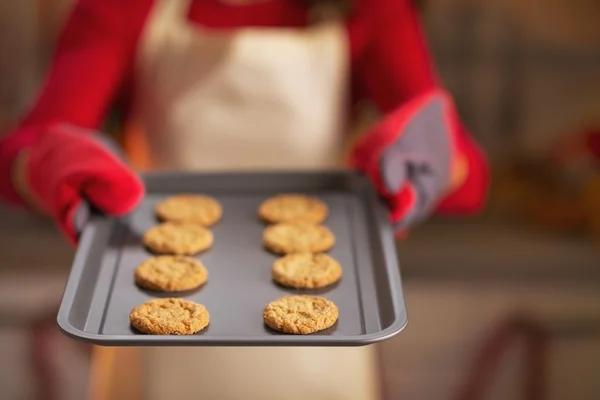 Close-up op pan met Kerstmis cookies in hand van huisvrouw — Stockfoto