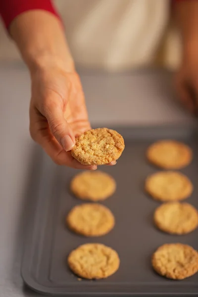 Closeup on woman showing christmas cookie from pan — Stock Photo, Image