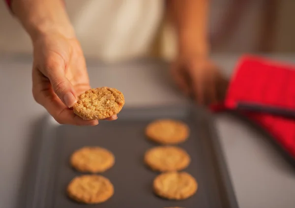 Closeup on woman showing christmas cookie from pan — Stock Photo, Image