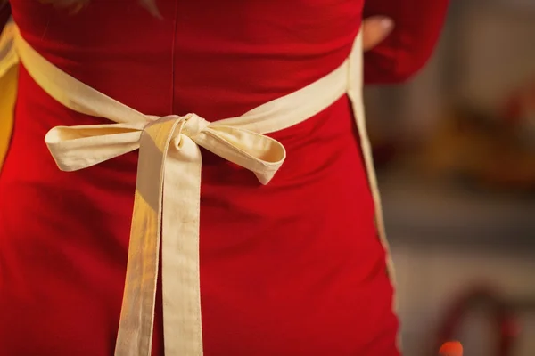 Close-up em jovem dona de casa em vestido vermelho vestindo avental — Fotografia de Stock