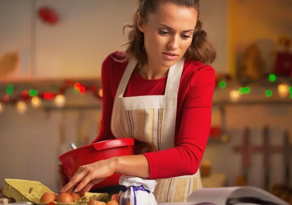Молодая домохозяйка готовит рождественский ужин на кухне — стоковое фото