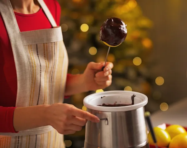 Closeup on young housewife making apple in chocolate glaze — Stock Photo, Image