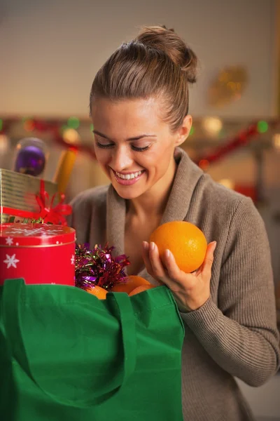 Sonriente joven ama de casa ordenar la compra después de la compra de Navidad —  Fotos de Stock