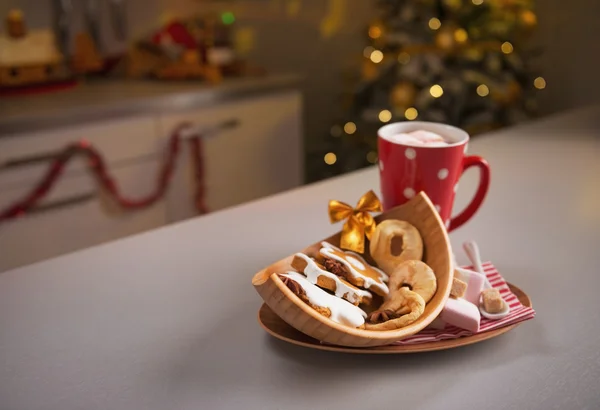 Detailní záběr na vánoční občerstvení na kuchyňském stole — Stock fotografie